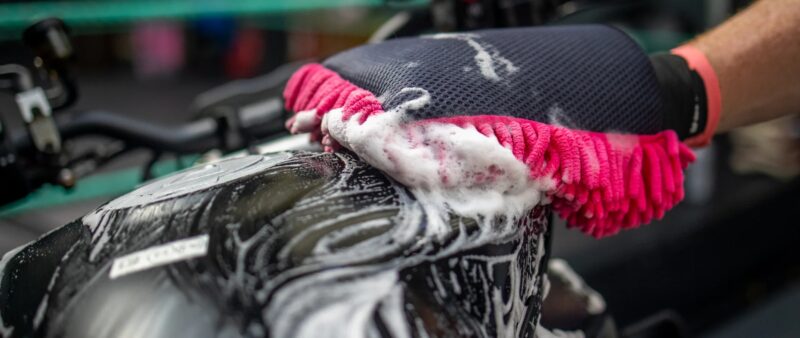 muc-off-2-in-1-microfibre-wash-mitt-4 muc-off-2-in-1-microfibre-wash-mitt-4