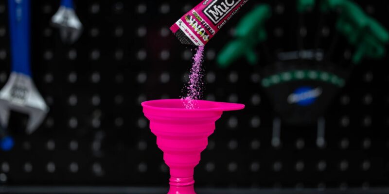 muc-off-collapsible-silicone-funnel-3