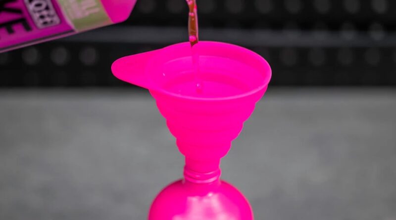 muc-off-collapsible-silicone-funnel-5