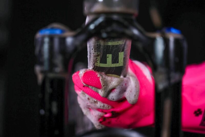 muc-off-deep-scrubber-gloves-3