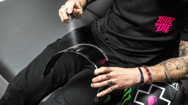 muc-off-helmet-visor-goggle-cleaner-5