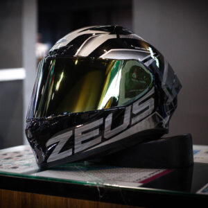 หมวกกันน็อค Zeus รุ่น ZS-826 Sonic Metallic Black/Silver